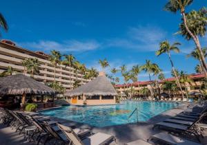 una piscina en el complejo con sillas y palmeras en Best Location in Medano Beach -Marina Sol LRG 2 Bed Steps to Beach, Downtown & Marina en Cabo San Lucas