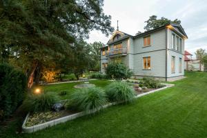 een huis met een tuin in de tuin bij Entire interwar Villa Grabyte by pine forest on the bank of the river- 8min by car from old town in Kaunas