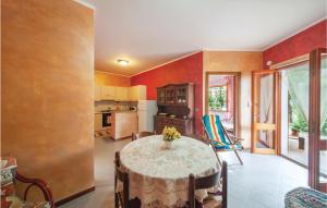 マゴマーダスにあるPet Friendly Apartment In Porto Alabe With Wifiのダイニングルーム(テーブル付)、キッチン