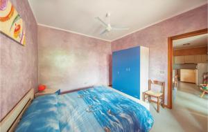 マゴマーダスにあるPet Friendly Apartment In Porto Alabe With Wifiのベッドルーム1室(大型ベッド1台、青い掛け布団付)