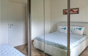 um quarto com uma cama e um espelho em Mari E Monti em Badesi