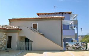 uma casa branca com uma escada em frente em Mari E Monti em Badesi
