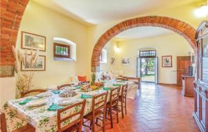 PolicianoにあるAwesome Home In Arezzo ar With 6 Bedrooms, Wifi And Outdoor Swimming Poolのダイニングルーム(テーブル、椅子、アーチ付)