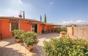 ein Haus mit einer Terrasse mit Pflanzen und einem Zaun in der Unterkunft Corte Ponziani 1 in Orentano