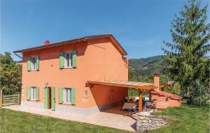 a small house with a patio and a tree at La Casetta in Marcoiano