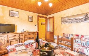 ein Esszimmer mit einem Tisch und einer Flasche Wein in der Unterkunft La Pila in Brusson
