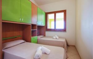 モンテ・ナイにあるVerandeのベッド2台、緑のキャビネット、窓が備わる客室です。