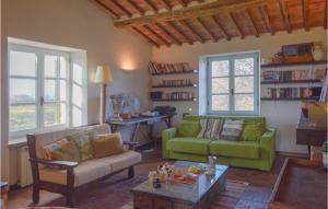 sala de estar con sofá verde y mesa en Lovely Home In Roccalbegna With House A Panoramic View, en Roccalbegna