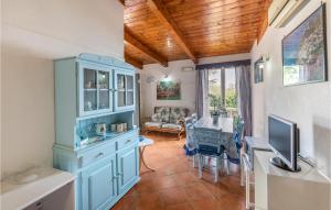ein Wohnzimmer mit einem blauen Schrank und einem Tisch in der Unterkunft Gea 1 in SantʼAgata sui Due Golfi