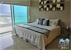 a bedroom with a bed with a view of the ocean at KAYÁM Suite Vacacional in Veracruz