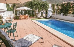 ラ・アソイアにあるBeautiful Apartment In Cartagena With 2 Bedrooms, Wifi And Outdoor Swimming Poolのスイミングプール(椅子、テーブル、パラソル付)