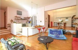 una cucina a pianta aperta e un soggiorno con tavolo e sedie di Nice Apartment In Ferrandina With Kitchen a Ferrandina