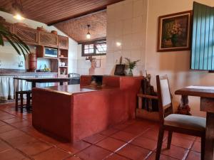 a bar in a restaurant with tables and chairs at Morada do Chabeco in Lavras Novas
