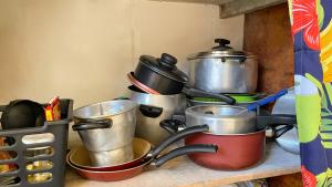 Kuchyň nebo kuchyňský kout v ubytování Pousada São Jorge 1 MIN A PÉ DA PRAIA Casa de família, simples e aconchegante, Na Av principal da praia café disponível até 12hs cozinha completa e churrasqueira disponível para uso ar cond das 20hs as 8 30