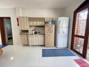 Kuchyň nebo kuchyňský kout v ubytování Pousada São Jorge 1 MIN A PÉ DA PRAIA Casa de família, simples e aconchegante, Na Av principal da praia café disponível até 12hs cozinha completa e churrasqueira disponível para uso ar cond das 20hs as 8 30