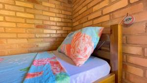 Postel nebo postele na pokoji v ubytování Pousada São Jorge 1 MIN A PÉ DA PRAIA Casa de família, simples e aconchegante, Na Av principal da praia café disponível até 12hs cozinha completa e churrasqueira disponível para uso ar cond das 20hs as 8 30 + 37 fotografií