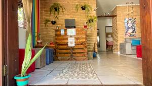 Fotografie z fotogalerie ubytování Pousada São Jorge 1 MIN A PÉ DA PRAIA Casa de família, simples e aconchegante, Na Av principal da praia café disponível até 12hs cozinha completa e churrasqueira disponível para uso ar cond das 20hs as 8 30 v destinaci Praia do Frances