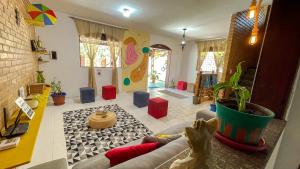 Posezení v ubytování Pousada São Jorge 1 MIN A PÉ DA PRAIA Casa de família, simples e aconchegante, Na Av principal da praia café disponível até 12hs cozinha completa e churrasqueira disponível para uso ar cond das 20hs as 8 30