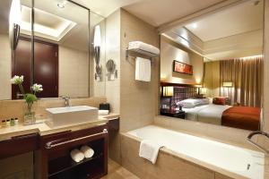 Ein Bett oder Betten in einem Zimmer der Unterkunft The QUBE Hotel Shanghai -Close to Pudong International Airport and Disney Land