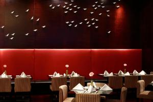 Ein Restaurant oder anderes Speiselokal in der Unterkunft The QUBE Hotel Shanghai -Close to Pudong International Airport and Disney Land 