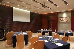Der Geschäftsbereich oder Konferenzraum in der Unterkunft The QUBE Hotel Shanghai -Close to Pudong International Airport and Disney Land