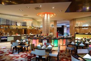 ห้องอาหารหรือที่รับประทานอาหารของ The QUBE Hotel Shanghai -Close to Pudong International Airport and Disney Land