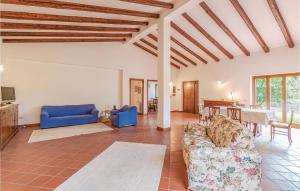 een woonkamer met een bank en een tafel bij Villa Il Casale in Sperlonga
