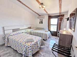 1 dormitorio con 2 camas, mesa y silla en Aloja entero El Mirador de Acebo 4 estrellas piscina Sauna Spa, en Acebo