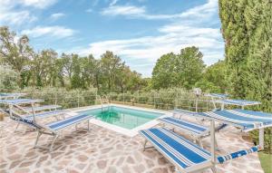 een zwembad met twee stoelen en een tafel en een zwembad bij Villa Il Casale in Sperlonga
