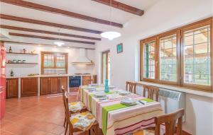 een keuken en eetkamer met een tafel en stoelen bij Villa Il Casale in Sperlonga