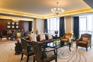 Ein Sitzbereich in der Unterkunft The QUBE Hotel Shanghai -Close to Pudong International Airport and Disney Land
