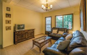 uma sala de estar com um sofá de couro e uma televisão em Amazing Home In Altea With Outdoor Swimming Pool em Altea
