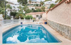 una piscina con recinzione bianca e un edificio di Amazing Home In Altea With Outdoor Swimming Pool ad Altea