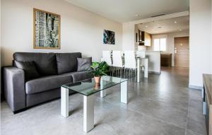 una sala de estar con un sofá y una mesa en Beautiful Apartment In Torrevieja, en Punta Prima