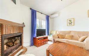 Telewizja i/lub zestaw kina domowego w obiekcie 3 Bedroom Nice Home In Vélez Málaga