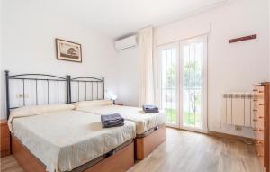 Łóżko lub łóżka w pokoju w obiekcie 3 Bedroom Nice Home In Vélez Málaga