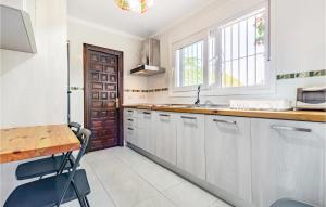 Kuchnia lub aneks kuchenny w obiekcie 3 Bedroom Nice Home In Vélez Málaga