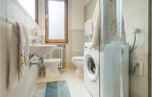 A bathroom at 2 Bedroom Lovely Apartment In Rimini
