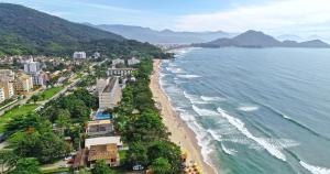 een luchtzicht op een strand en de oceaan bij Casa Vip Ubatuba - Vista para o Mar - Praia das Toninhas in Ubatuba