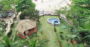 een uitzicht over een park met een zwembad bij Casa Vip Ubatuba - Vista para o Mar - Praia das Toninhas in Ubatuba