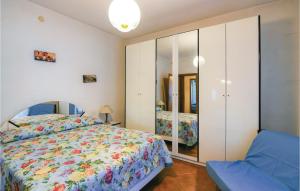 a bedroom with a bed and a large closet at Awesome Home In Montignoso -Ms- in Montignoso