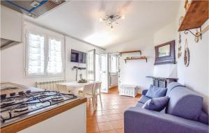un soggiorno con divano blu e piano cottura di Casa Morgana a Boschetto