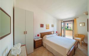 ヴァッレドーリアにあるCasa Anna 2のベッドルーム1室(ベッド1台付)、バルコニーへのドアが備わります。
