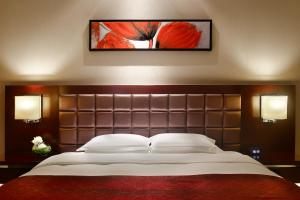 Ein Bett oder Betten in einem Zimmer der Unterkunft The QUBE Hotel Shanghai -Close to Pudong International Airport and Disney Land