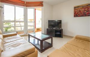 - un salon avec un canapé, une télévision et une table dans l'établissement Amazing Apartment In Mijas Golf With House A Mountain View, à Mijas