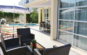 カン・ピカフォルトにあるNice Home In Can Picafort With 4 Bedrooms, Wifi And Outdoor Swimming Poolのパティオ(椅子、テーブル、パラソル付)