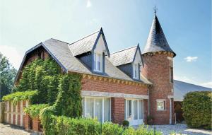 Roiselにある3 Bedroom Stunning Home In Roiselの櫓付きの大きなレンガ造りの家