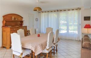 Roiselにある3 Bedroom Stunning Home In Roiselのダイニングルーム(テーブル、椅子付)