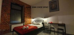 彼得库夫特雷布纳尔斯基Cosy Rooms的一间卧室，床嵌在砖墙里