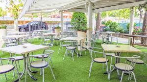A restaurant or other place to eat at Hotel Explorer